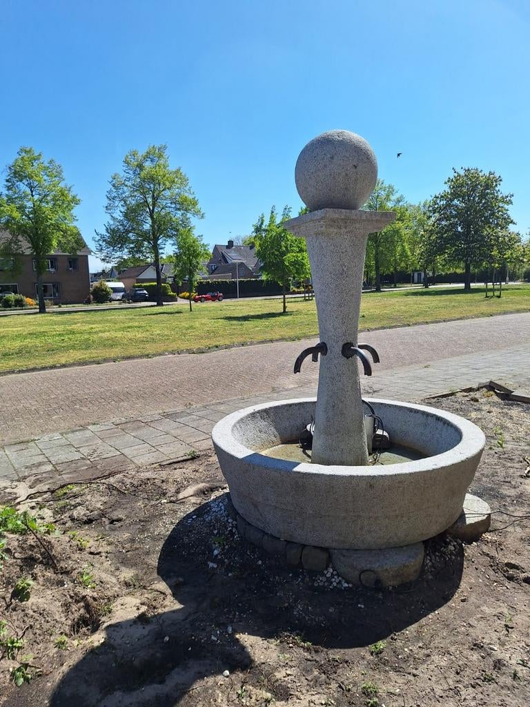 Klassieke Franse granieten dorpsfontein met koperen kranen, Ophalen, Gebruikt, Graniet, Fontein