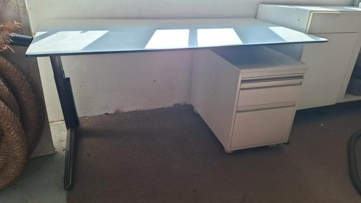 Gratis Bureau voor thuiswerken met opbergkast, Huis en Inrichting, Bureaus, Gebruikt, Computerbureau, Ahrend, Industrieel, Kunststof