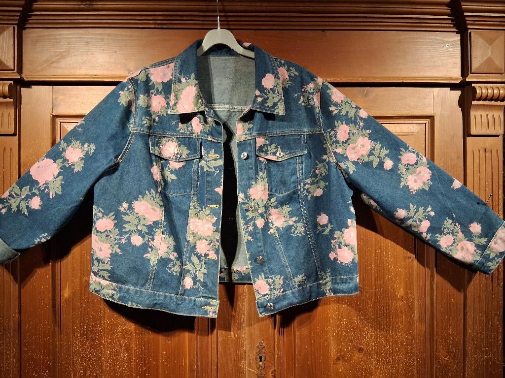 Vintage look spijkerjasje met bloemen 50-52, Kleding | Dames, Grote Maten, Ophalen of Verzenden, Nieuw, Blauw, Jasje of Colbert