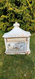 Antieke gietijzeren brievenbus met sierlijke details, Ophalen, Gebruikt, IJzer, Staande brievenbus