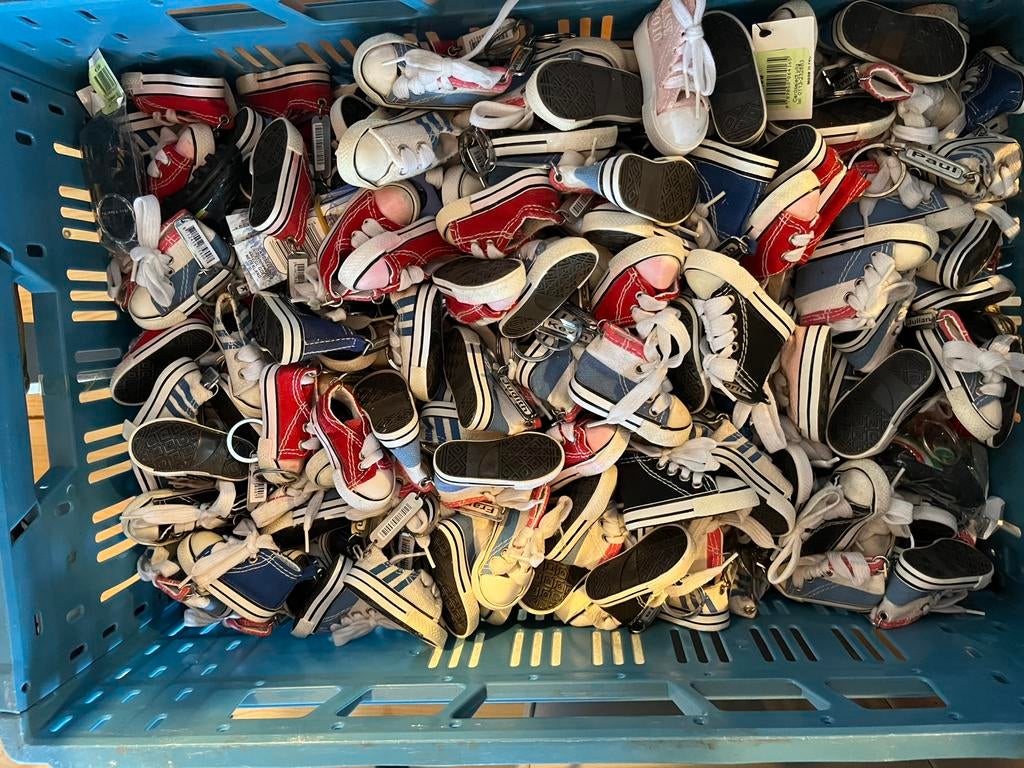 Partij van 370 sleutelhangers schoen met naam, Verzamelen, Sleutelhangers, Nieuw, Overige typen, Ophalen of Verzenden