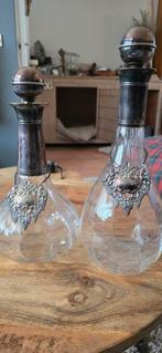 Twee kristallen karaffen met zilverkleurige details, Ophalen