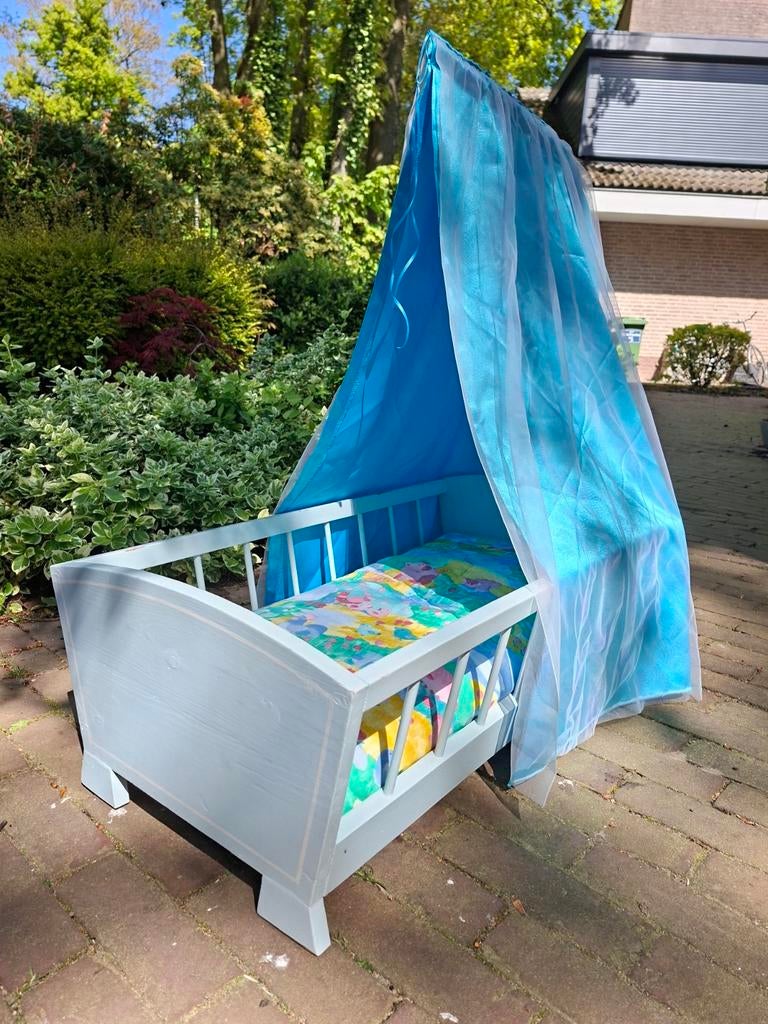 Handgemaakte Poppenbed met Hemeltje - Klaar voor Plezier, Ophalen, Gebruikt