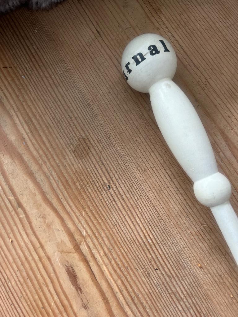 Aparte houten krantenhouder van Riviera Maison, Ophalen of Verzenden, Zo goed als nieuw