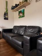 Twee zwarte nepleren driezitsbanken, Huis en Inrichting, Banken | Bankstellen, Ophalen, Gebruikt, Driepersoons, Rechte bank