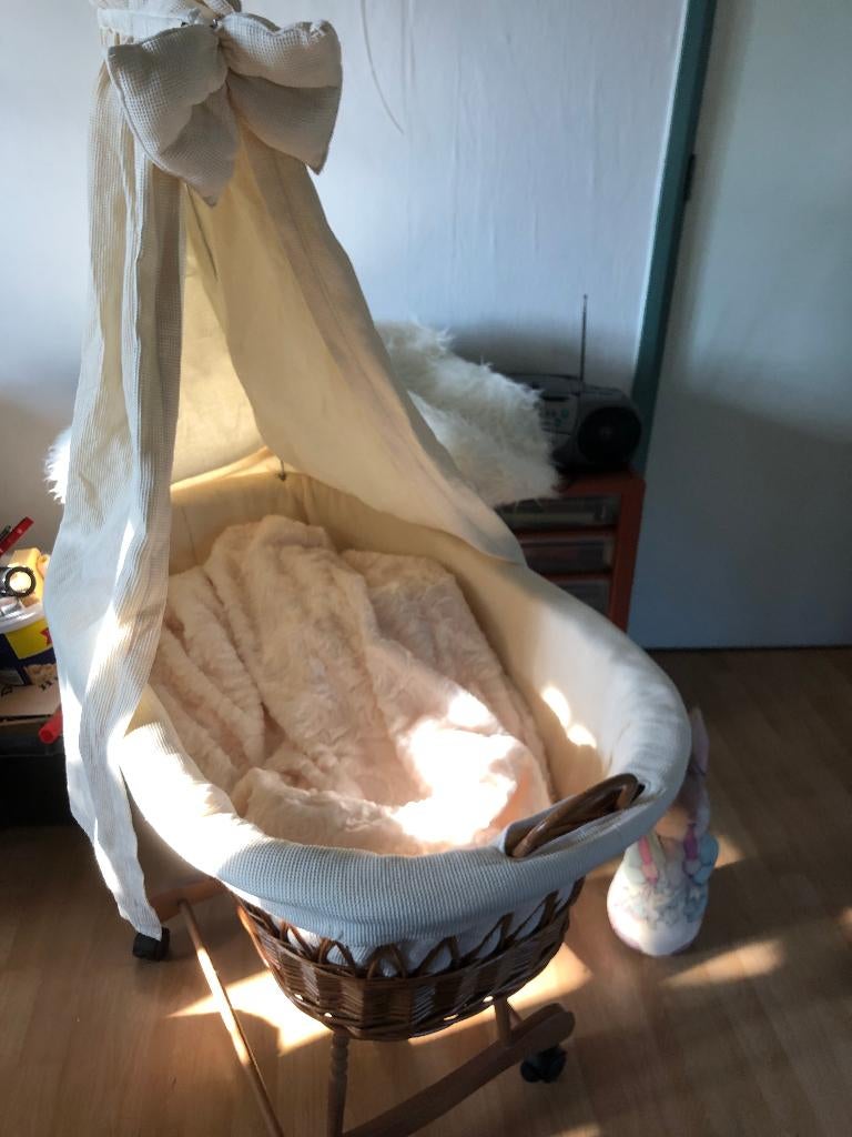 Vintage rieten wieg op wieltjes met hemeltje te koop, Kinderen en Baby's, Babywiegjes en Ledikanten, Ophalen, Gebruikt, Wieg