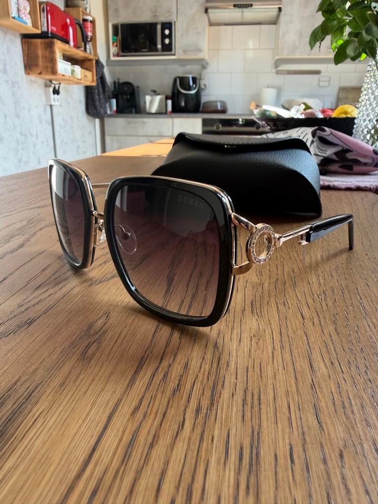 Stijlvolle Guess Zonnebril - Zwart met Goudkleurige Details, Overige merken, Zonnebril, Zwart, Nieuw