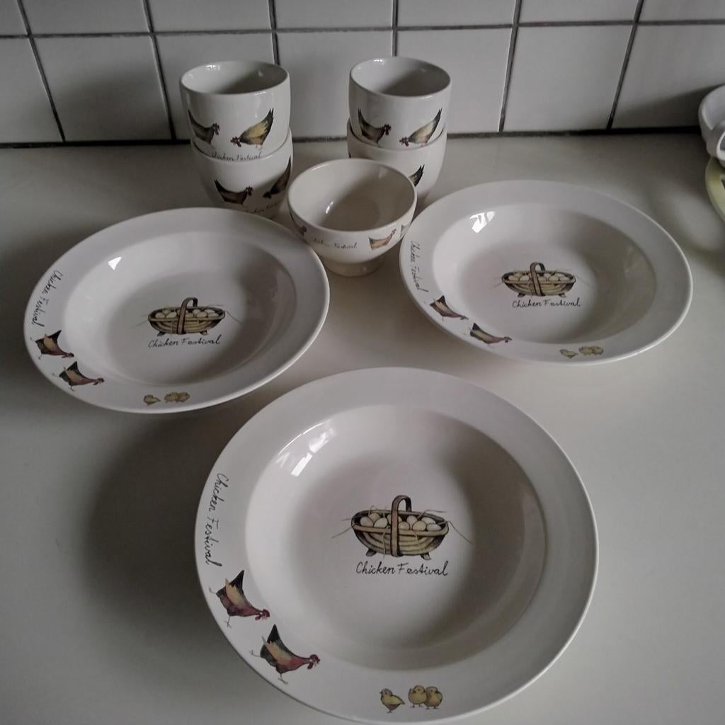 Jet chicken festival: borden,bekers en schaaltje, Verzenden, Zo goed als nieuw, Overige stijlen, Bord(en)