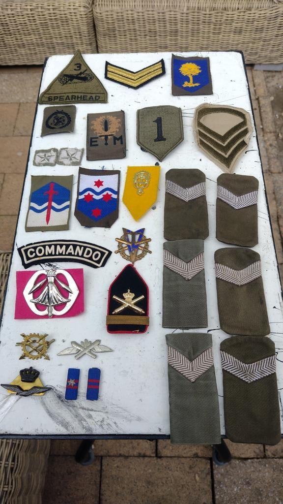 verzameling militaire insignes, emblemen i, Verzamelen, Militaria | Algemeen, Ophalen of Verzenden, Overige soorten, Nederland