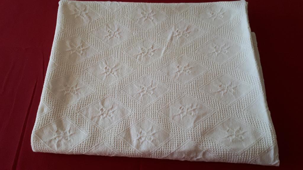 Mooi creme kleurig tafelkleed met mooie ingeweven patroon, Huis en Inrichting, Tafelkleden, Ophalen of Verzenden, Zo goed als nieuw
