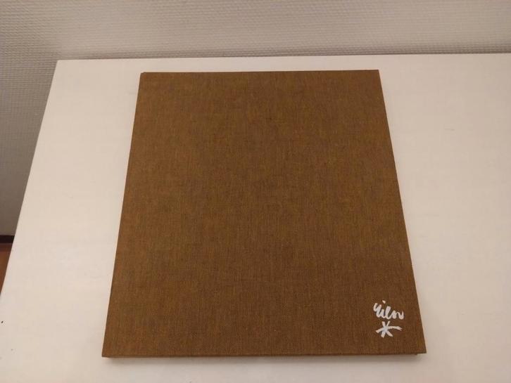 Hij was een van ons. Geschreven illustratie Rien Poortvliet, Boeken, Godsdienst en Theologie, Zo goed als nieuw, Christendom | Katholiek