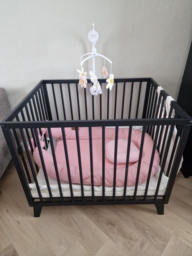 Complete babybox zwart + matras + mobiel Nijntje Lil Dutch, Kinderen en Baby's, Babywiegjes en Ledikanten, Ophalen, Zo goed als nieuw