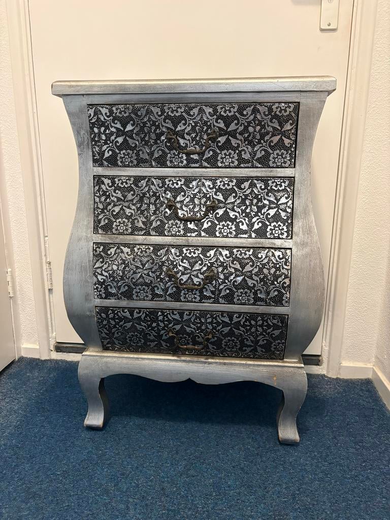 Barok buikkastje met zilverkleurige afwerking, Ophalen