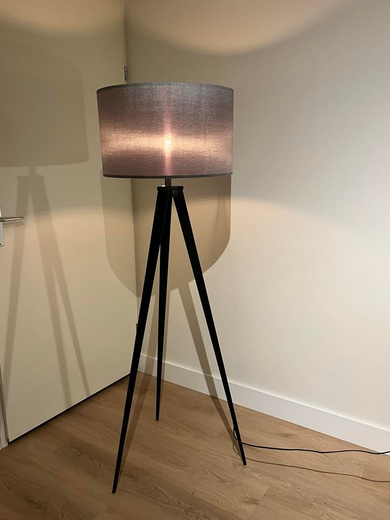 Zuiver Tripod Vloerlamp - Zwart met Grijze Kap, Huis en Inrichting, Lampen | Vloerlampen, Ophalen, Gebruikt, Metaal, 100 tot 150 cm