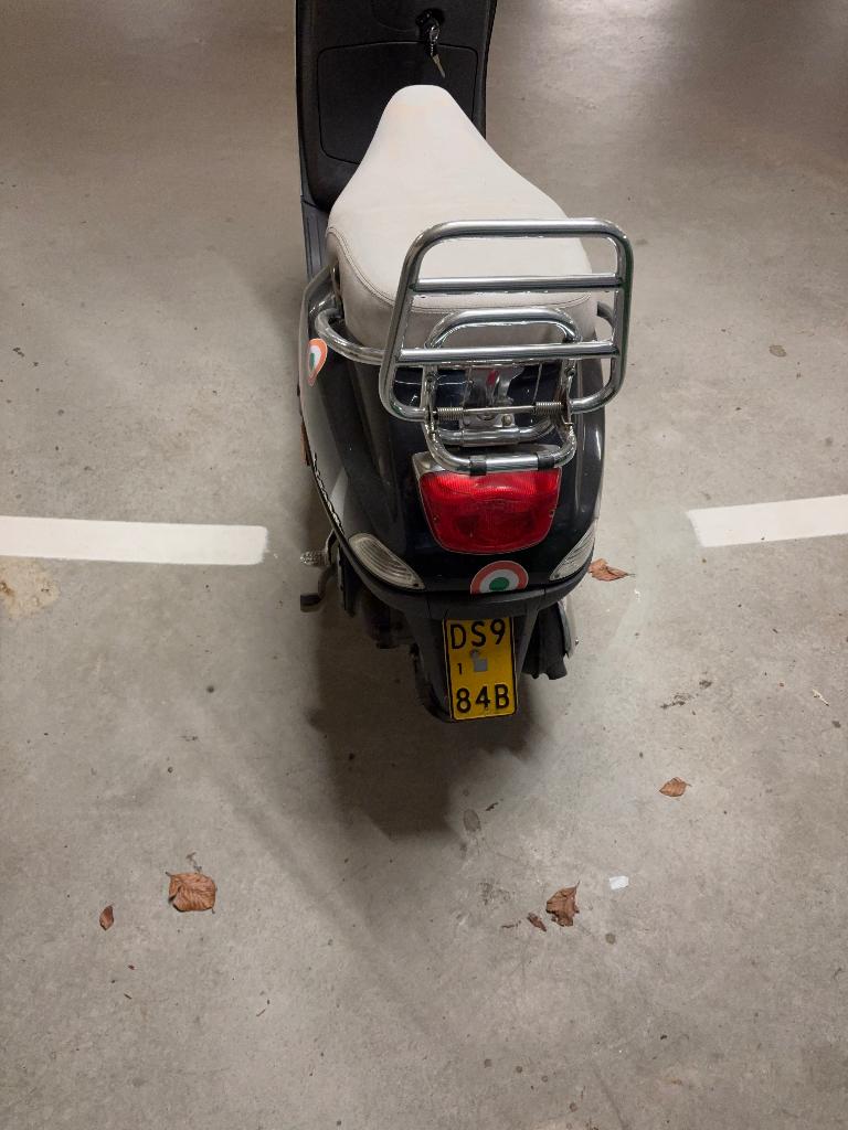 Vespa lx 50, Fietsen en Brommers, Ophalen, Zo goed als nieuw, Benzine, Vespa