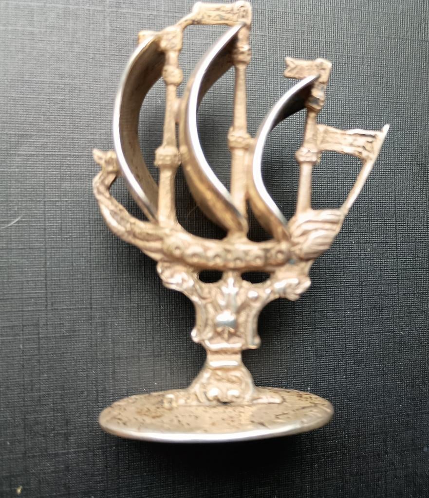 Verzilverde V Driemaster op geheel zilveren voet (miniatuur), Antiek en Kunst, Ophalen of Verzenden