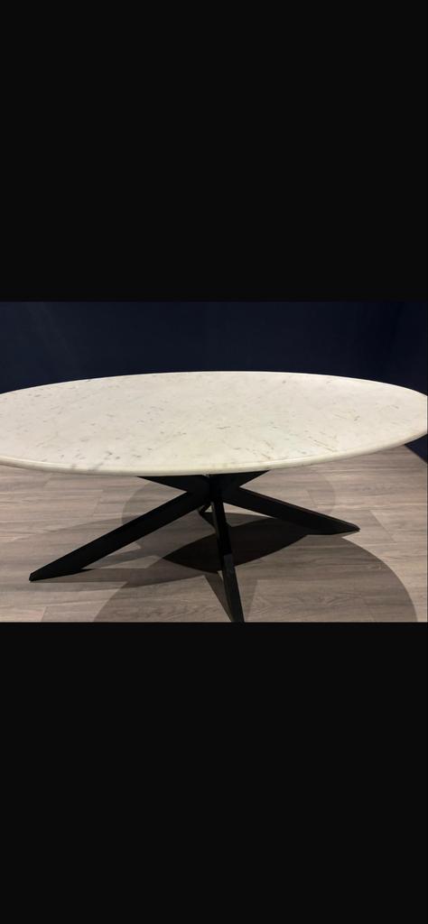 Luxe Ovale Marmeren Eettafel met Zwart Metalen Onderstel, Huis en Inrichting, Tafels | Eettafels, Zo goed als nieuw, 100 tot 150 cm