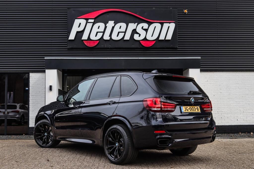 BMW X5 XDrive50i 7p M-Pakket PANO MEMORY ACC H&K LEDER XENON, Gebruikt, 7 stoelen, Zwart, Bedrijf