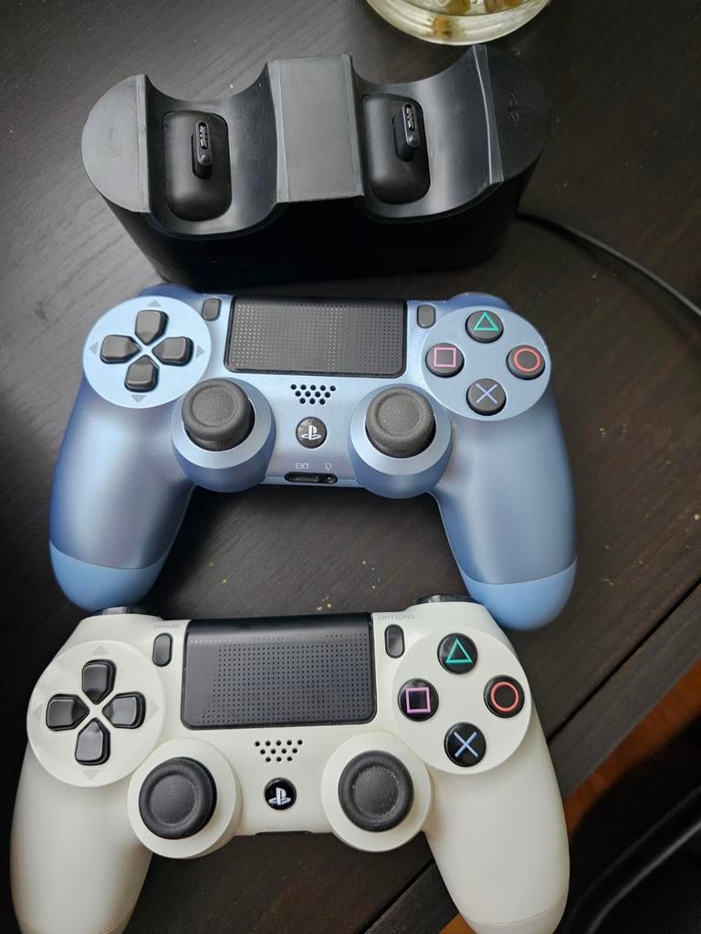 2 PlayStation 4 DualShock 4 controllers met oplader, Spelcomputers en Games, Spelcomputers | Sony PlayStation Consoles | Accessoires