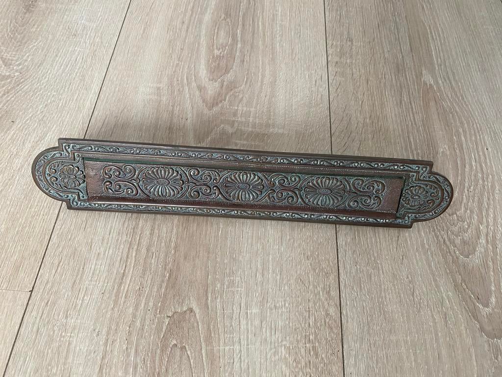 Antieke brievenbusklep met sierlijke details.ingang 27x4 cm, Tuin en Terras, Brievenbussen, Gebruikt, Brievenbusklep, Ophalen of Verzenden