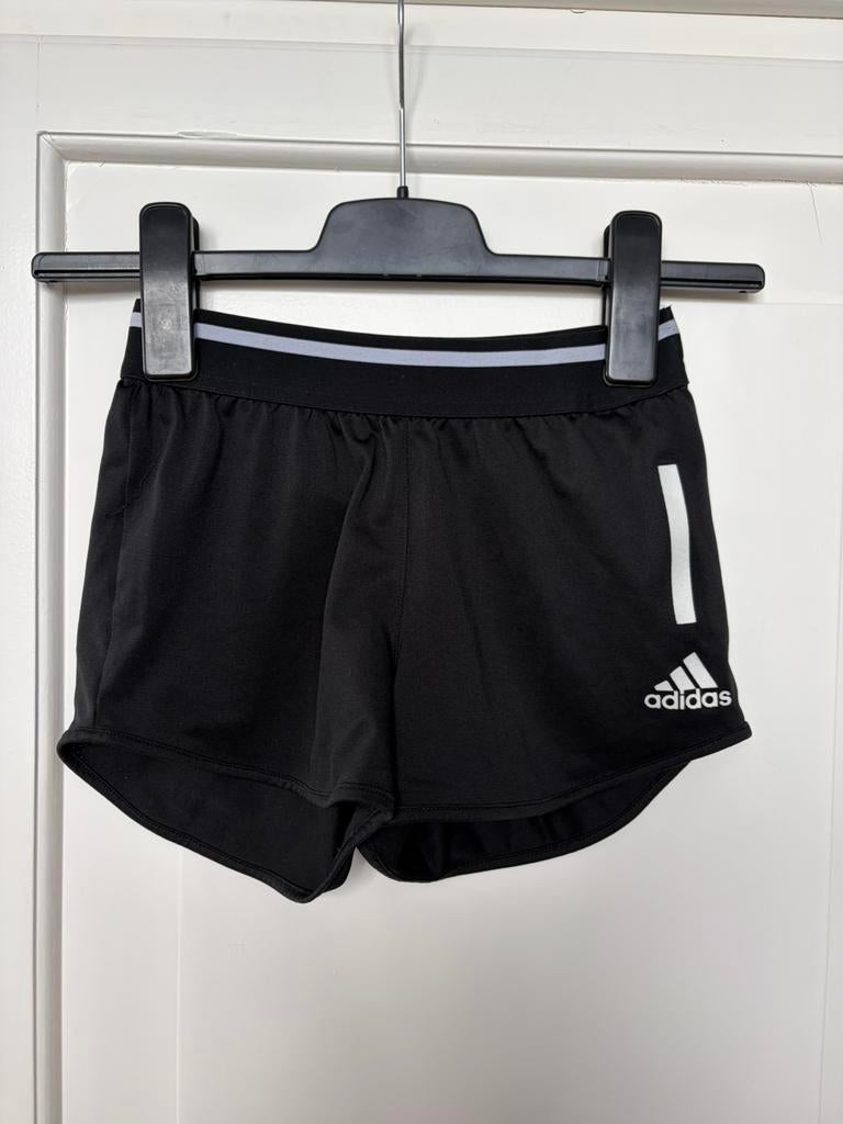 Adidas kids sportbroekje mt 128 gymbroekje, Ophalen of Verzenden, Zo goed als nieuw, Jongen of Meisje, Sport- of Zwemkleding