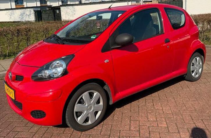 Toyota Aygo, Auto's, Toyota, Particulier, Aygo, Benzine, A, Hatchback, Handgeschakeld, Origineel Nederlands, Rood, Stof, Voorwielaandrijving