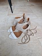 Te koop licht grijs met witte suède/leren dames schoenen,maa, Kleding | Dames, Schoenen, Mace, Ophalen of Verzenden, Zo goed als nieuw
