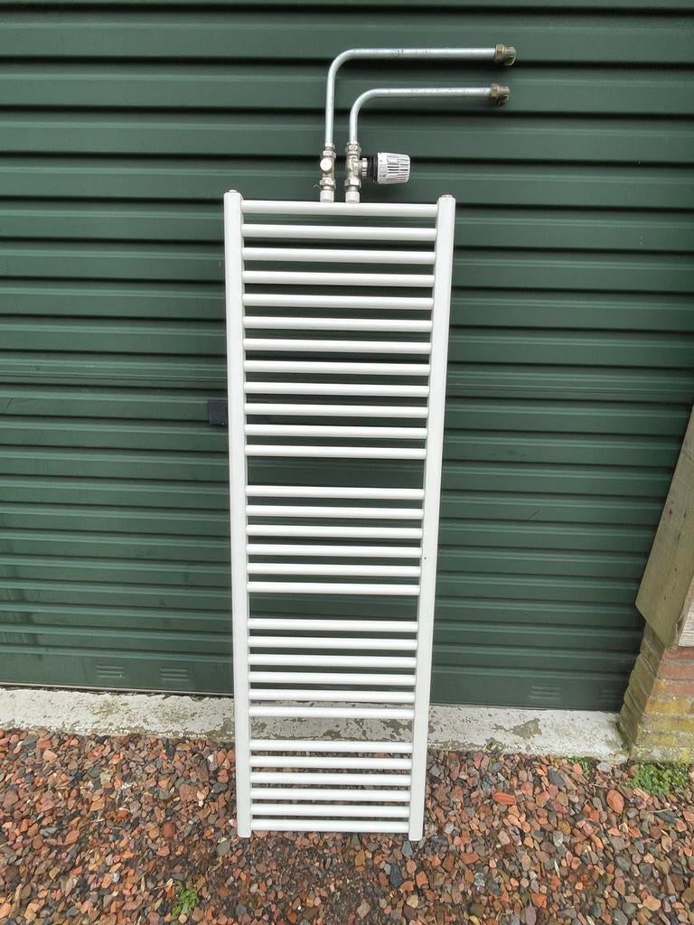 Badkamer radiator - Handdoekradiator met thermosstaatkraan., Doe-het-zelf en Verbouw, Ophalen, Radiator, Minder dan 60 cm, 80 cm of meer