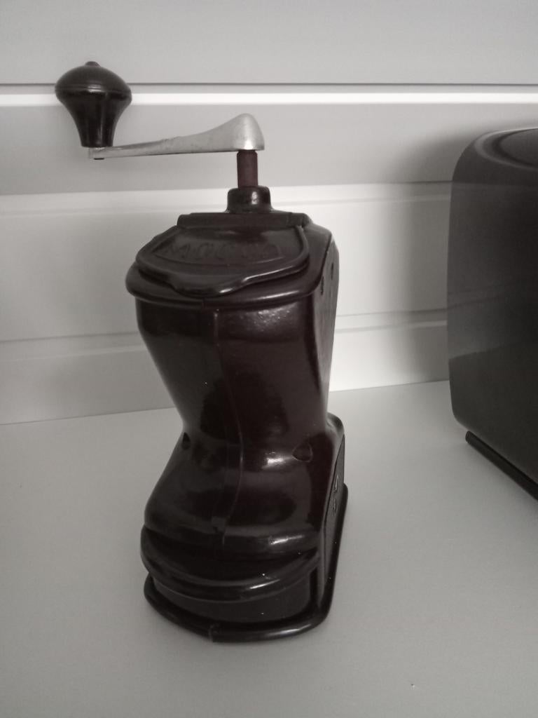 Bakeliet koffiemolen., Antiek en Kunst, Antiek | Keukenbenodigdheden, Ophalen of Verzenden