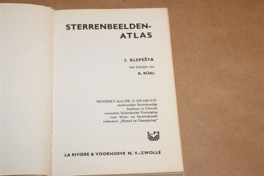 Sterrenbeeldenatlas — Compleet Naslagwerk Sterrenkunde 1975, Boeken, Ophalen of Verzenden, Gelezen, Natuurwetenschap