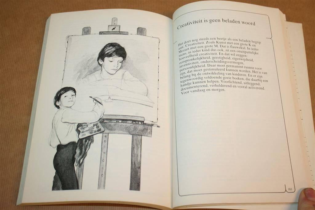 Boek en Jeugd '81/'82 - Jeugdlektuurgids gezin en school, Ophalen of Verzenden, Gelezen