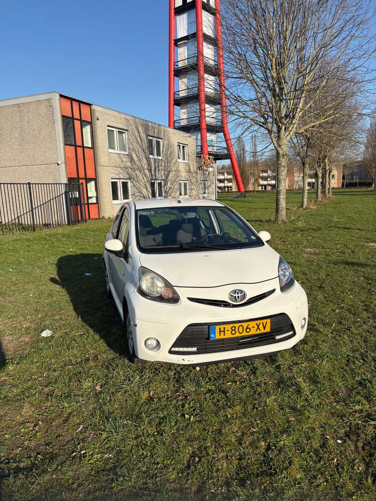 Toyota 2014 Wit, Auto's, Toyota, Particulier, Benzine, Hatchback, Geïmporteerd, Wit, Ophalen