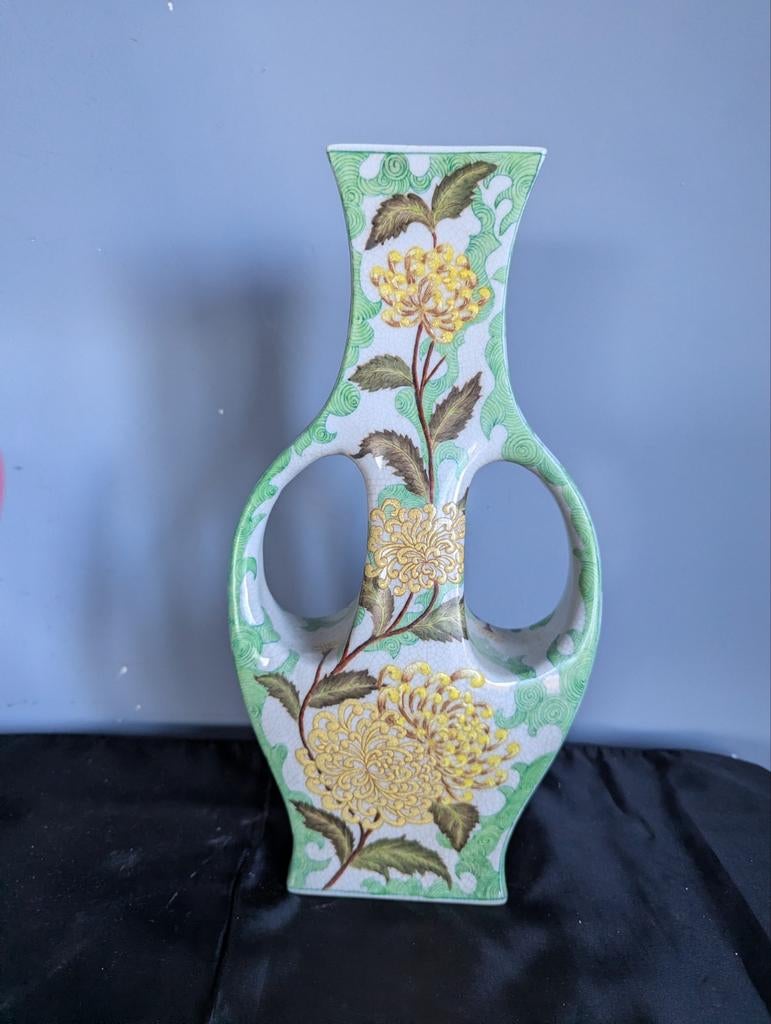 vaas met chrysanten motief. Oorvaas, Ophalen of Verzenden