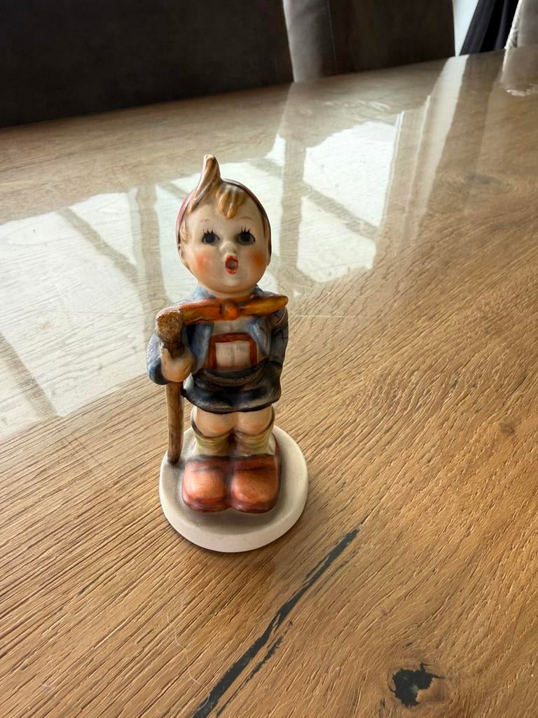bel Hummel beeldje jongen met stok – W. Germany – vintage, Verzamelen, Ophalen of Verzenden, Zo goed als nieuw, Hummel