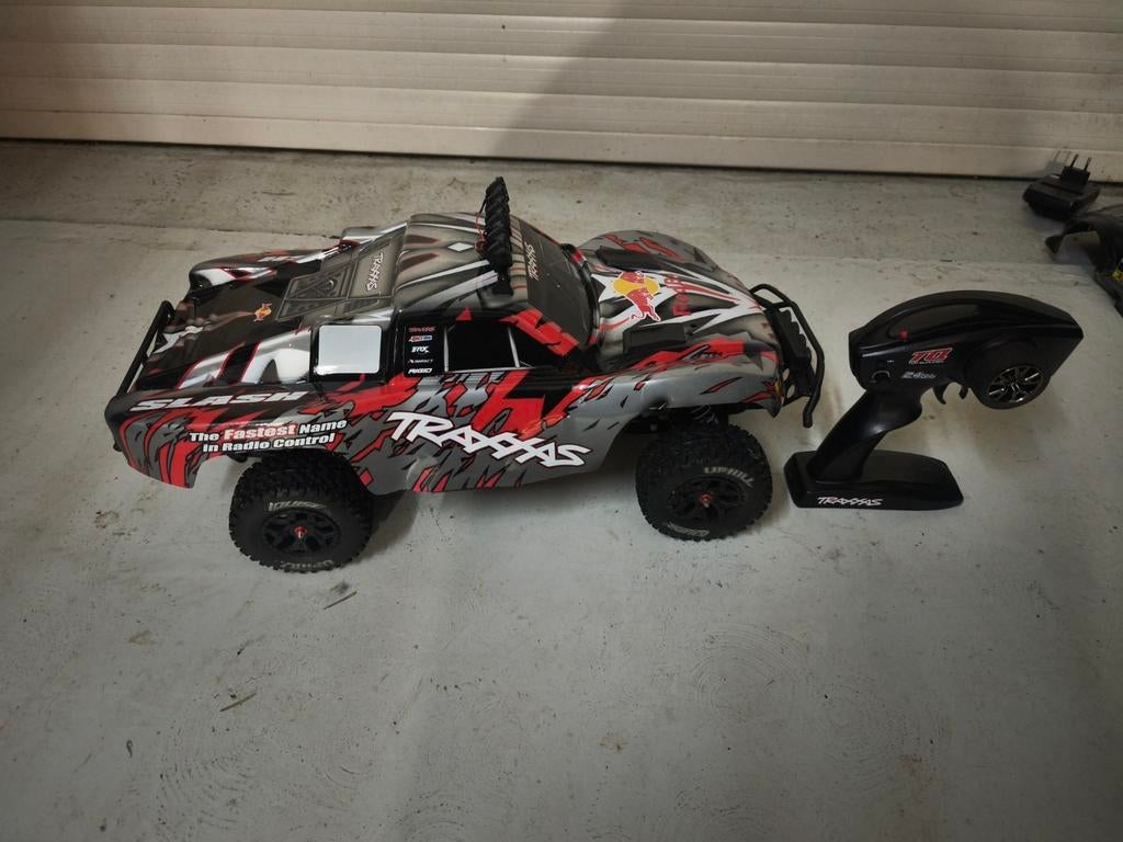 Traxxas Slash AWD met nieuwe kap en extra verlichting, Elektro, Gebruikt, Auto offroad, Ophalen of Verzenden
