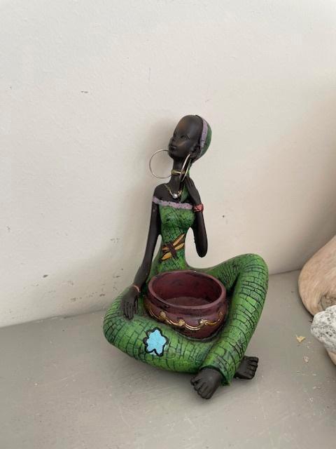 Beeldje kandelaar. Afrikaanse tribal vrouw groene kleding., Huis en Inrichting, Woonaccessoires | Kandelaars en Kaarsen, Zo goed als nieuw