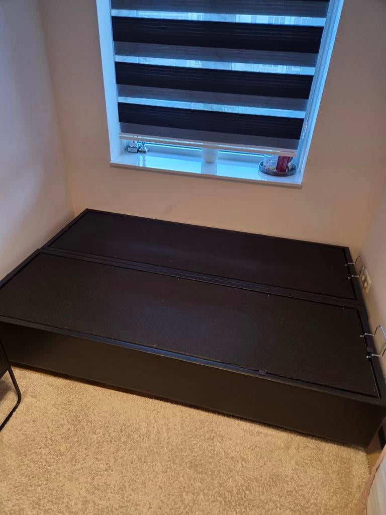 Op maat gemaakt bed met matras, nachtkastje en tapijt, Overige materialen, Gebruikt, Zwart, Tweepersoons