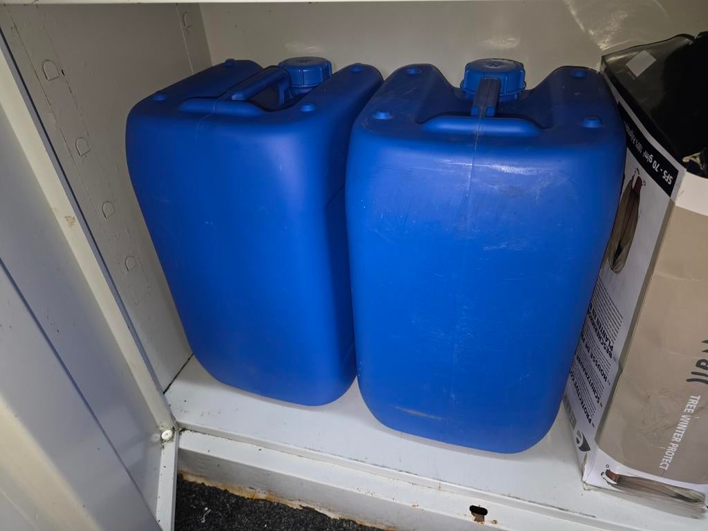2x 20 liter jerrycans, Ophalen