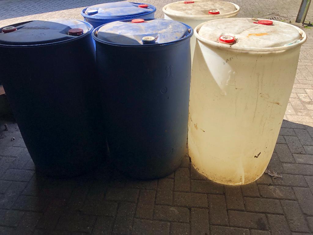 200 liter vaten , draadpalen waterpompje draad  draadsticks, Ophalen, Gebruikt