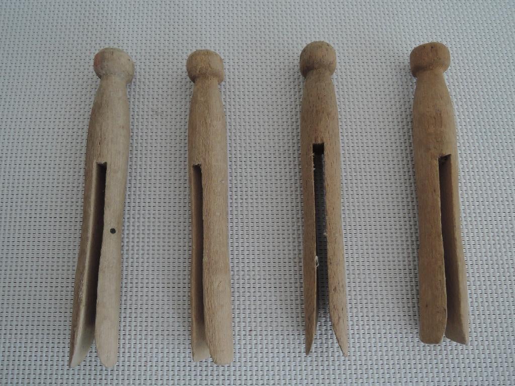 Vier ouderwetse houten knijpers, Ophalen of Verzenden