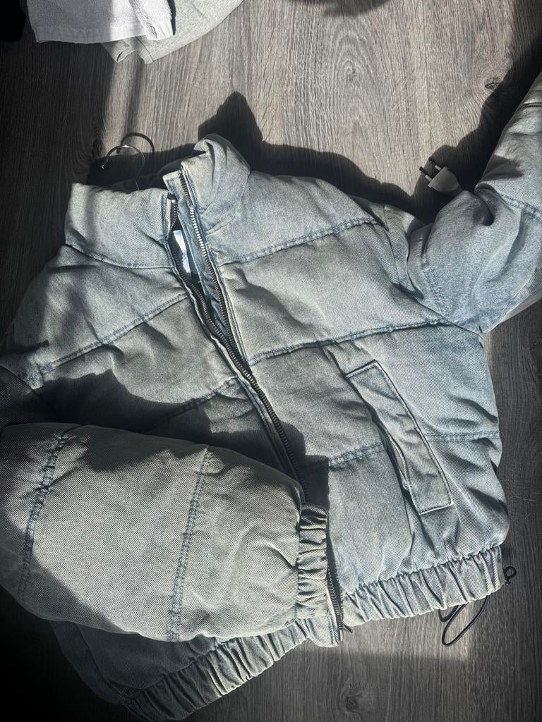 Bershka denim Puffer jas blauw - Zo goed als nieuw, Kleding | Dames, Jassen | Winter, Ophalen of Verzenden, Zo goed als nieuw