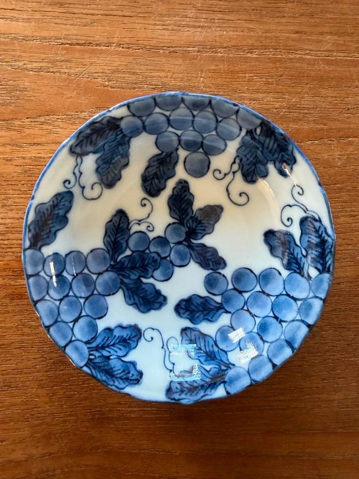 Antiek Japans Imari porseleinen schaaltje met druiven, Antiek en Kunst, Antiek | Servies los, Ophalen of Verzenden
