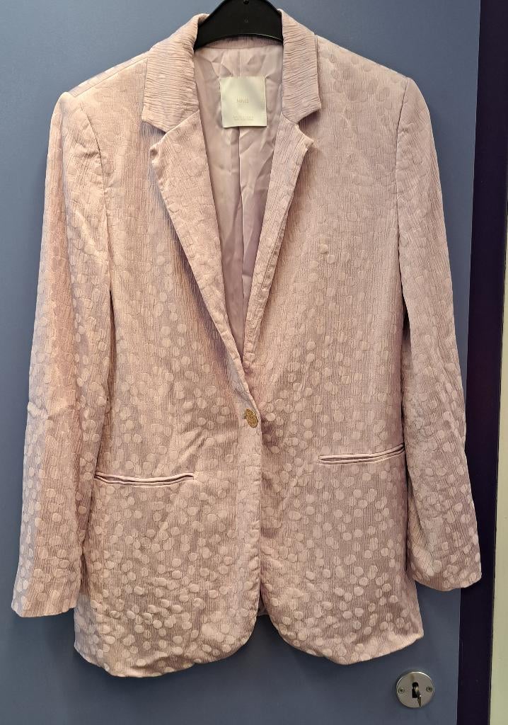 MNG (Mango) blazer in zacht lila met reliëf – maat M 48618, Kleding | Dames, Jasjes, Kostuums en Pakken, Maat 38/40 (M), Mango
