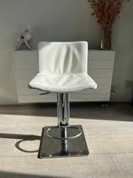 Witte leren barkruk, Huis en Inrichting, Barkrukken, Ophalen, Gebruikt, In hoogte verstelbaar, Leer
