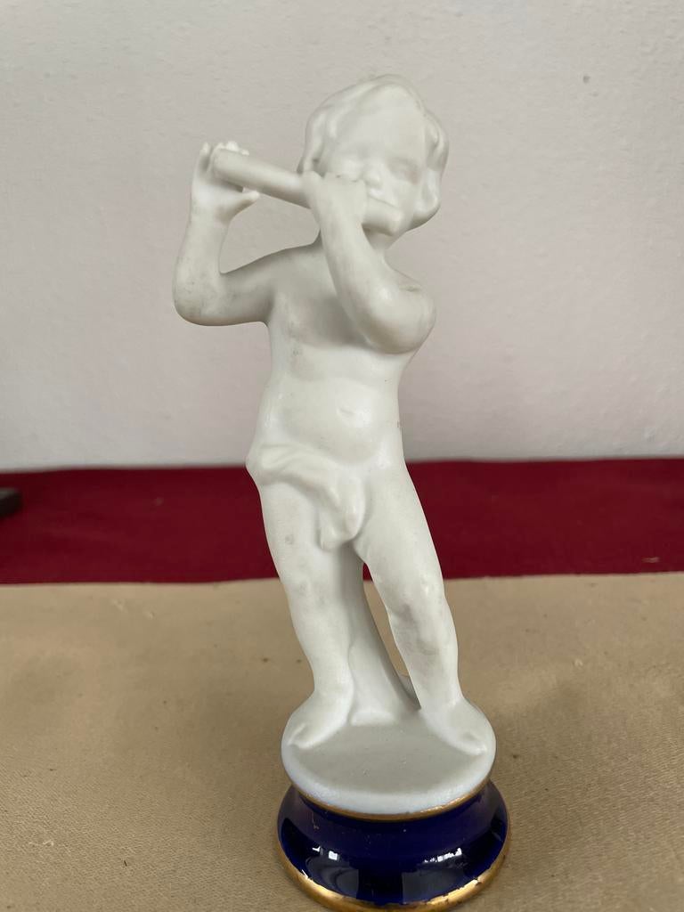 Porseleinen beeldje fluitspelend jongetje op blauwe sokkel, Ophalen of Verzenden, Gebruikt, Mens