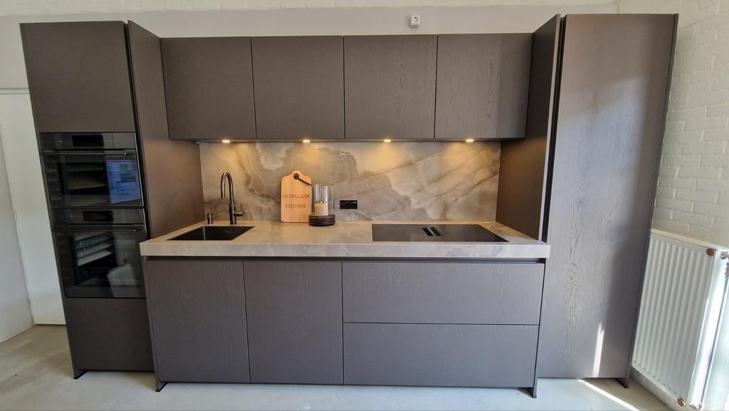 LUXE Showroomkeuken ATAG, Ophalen, Bruin, Greeploos, Graniet of Steen