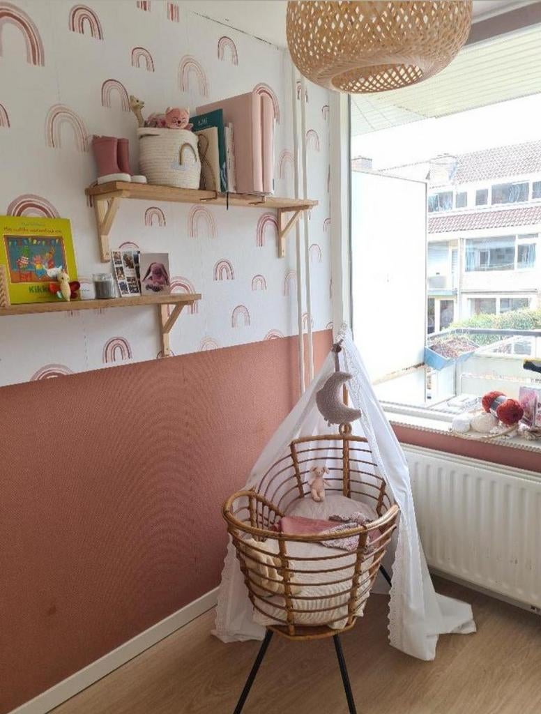 Rotan wiegje met matras en zelfgemaakt hemeltje, Ophalen, Zo goed als nieuw, Wieg