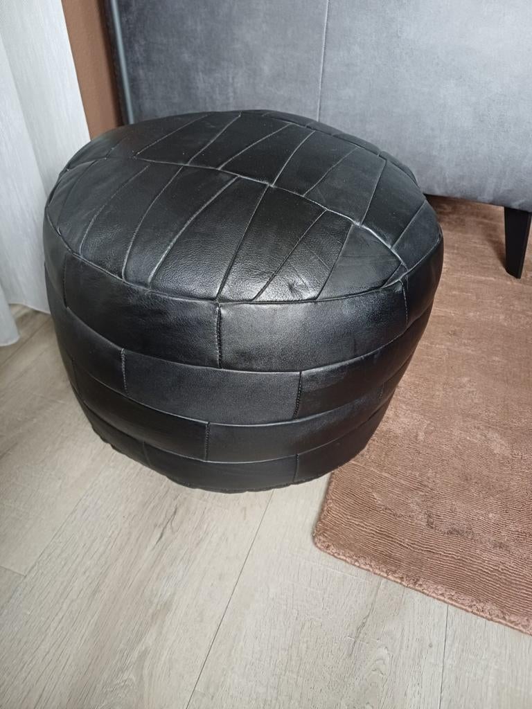 Vintage Zwart leren poef, Minder dan 50 cm, Rond, Ophalen of Verzenden, Zo goed als nieuw