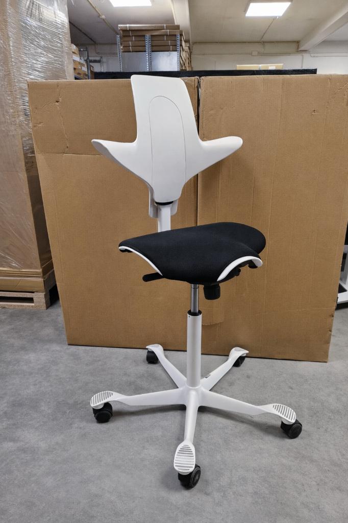 Outlet: HAG Capisco Extra Hoge Bureaustoel Wit/Zwart, Huis en Inrichting, Bureaustoelen, Gebruikt, Bureaustoel, Wit, Ergonomisch