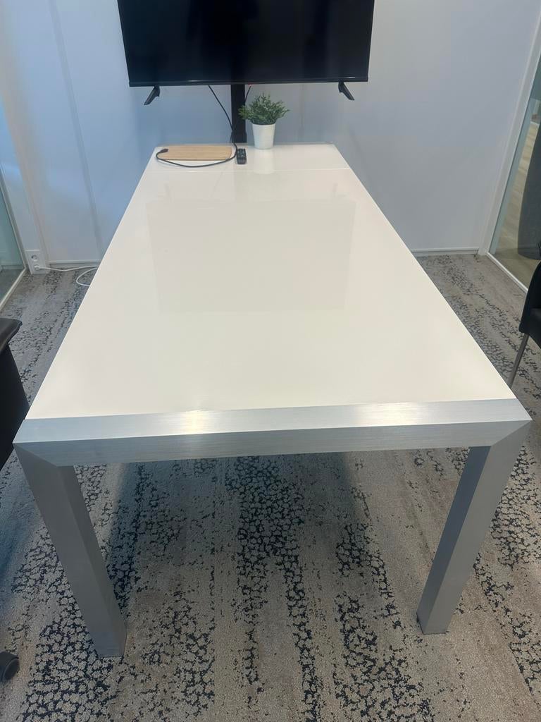 Witte design tafel met metalen onderstel, Gebruikt, Vier personen, Rechthoekig, 50 tot 100 cm
